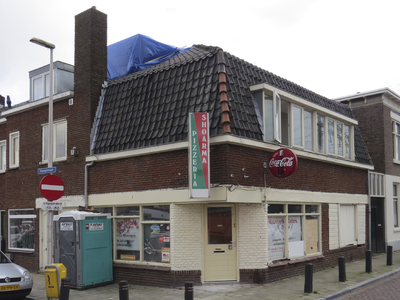908558 Gezicht op het winkelhoekpand Hoogstraat 1 te Utrecht, met op de voorgrond de Lauwerecht.N.B. bouwjaar: ...